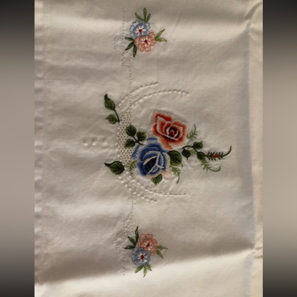VINTAGE EMBROIDERED PILLOWCASES - Picture 3 of 3